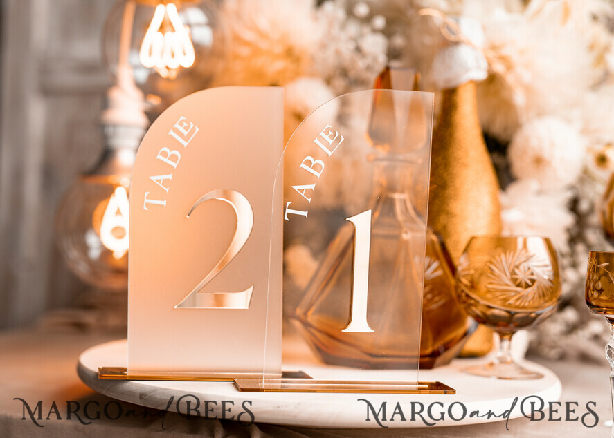 TISCHDEKORATIONSCHILDER   Acryl Tischdekoration Zahlen Acrylbogen Tischnummern, klare Acryl- und goldene Beschilderung, goldene Plexi Tischnummern, luxuriöse Hochzeits Tischdekoration, 3D goldener Spiegel Hochzeitsbeschilderung, bearbeitbarer Text