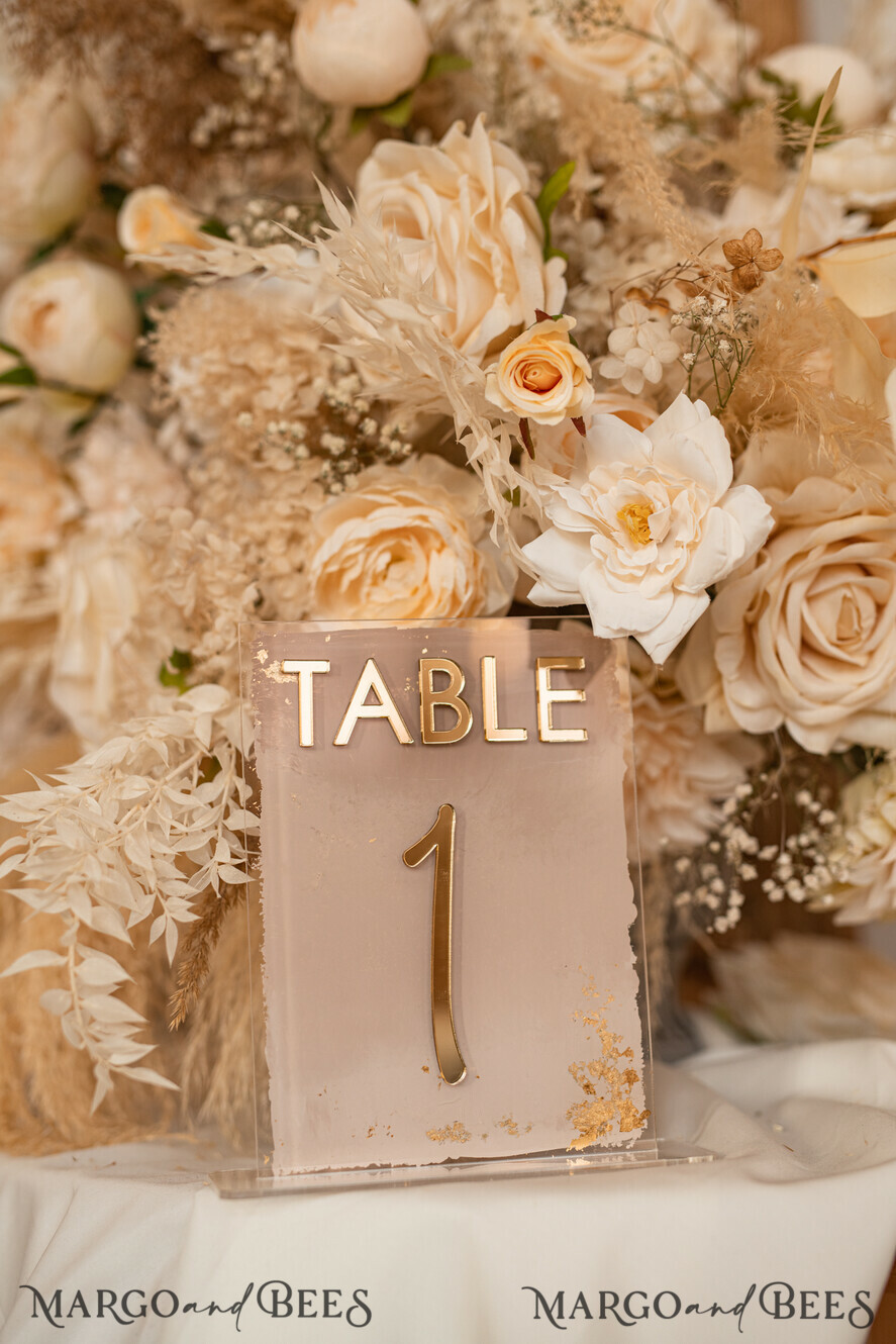TISCHDEKORATIONSCHILDER   Acryl Tischdekoration Zahlen Acryl Ombre Beige Tischnummern, bemalte Plexi- und Goldtischnummern, Nude Taupe Gold Plexi Tischnummern, Tan Luxuriöse Hochzeits-Tischdekoration, Erdige Hochzeitsbeschilderung