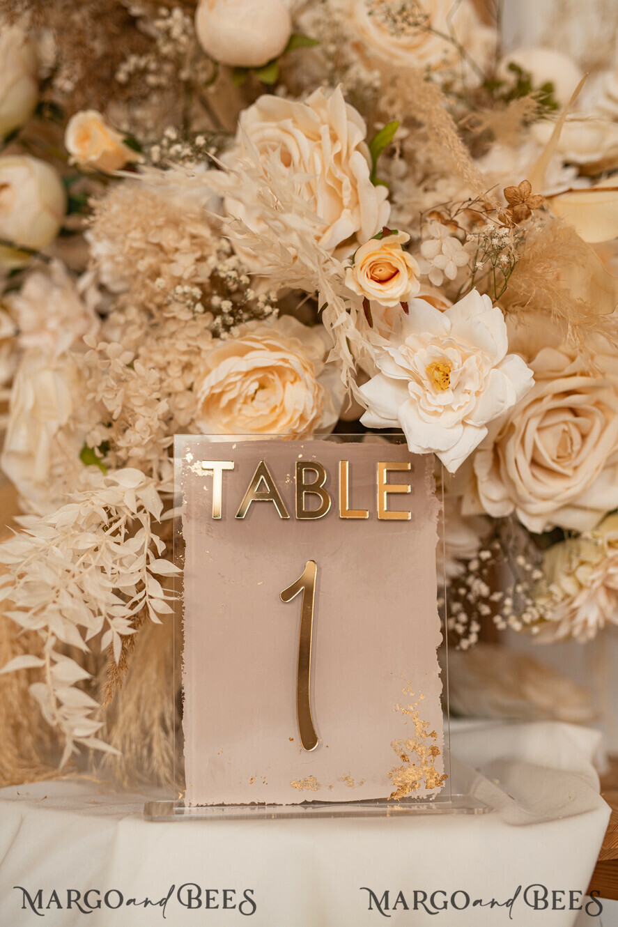 TISCHDEKORATIONSCHILDER   Acryl Tischdekoration Zahlen Acryl Ombre Beige Tischnummern, bemalte Plexi- und Goldtischnummern, Nude Taupe Gold Plexi Tischnummern, Tan Luxuriöse Hochzeits-Tischdekoration, Erdige Hochzeitsbeschilderung
