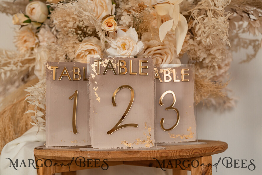 TISCHDEKORATIONSCHILDER   Acryl Tischdekoration Zahlen Acryl Ombre Beige Tischnummern, bemalte Plexi- und Goldtischnummern, Nude Taupe Gold Plexi Tischnummern, Tan Luxuriöse Hochzeits-Tischdekoration, Erdige Hochzeitsbeschilderung