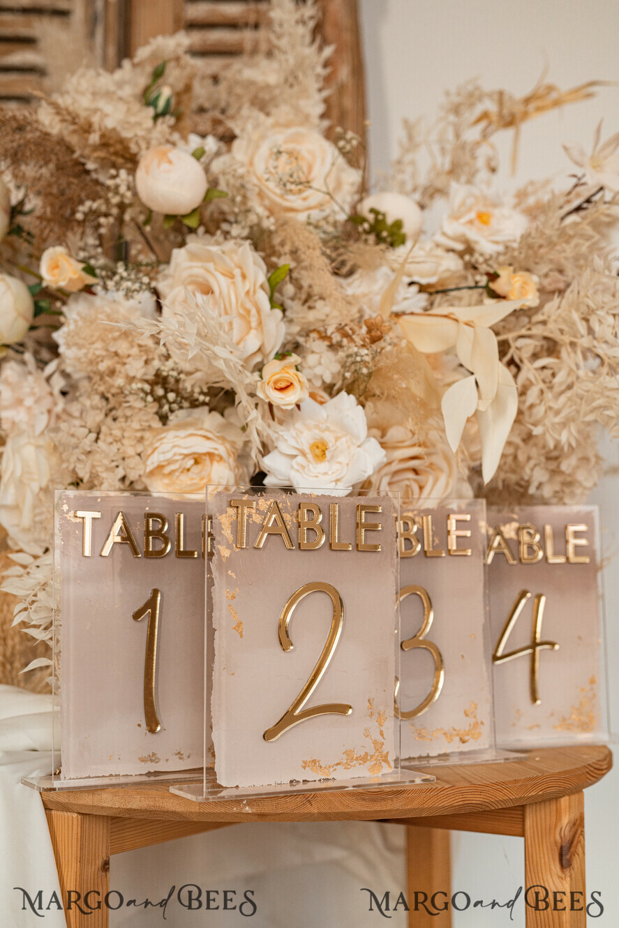 TISCHDEKORATIONSCHILDER   Acryl Tischdekoration Zahlen Acryl Ombre Beige Tischnummern, bemalte Plexi- und Goldtischnummern, Nude Taupe Gold Plexi Tischnummern, Tan Luxuriöse Hochzeits-Tischdekoration, Erdige Hochzeitsbeschilderung