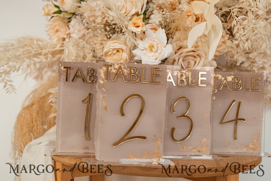 TISCHDEKORATIONSCHILDER   Acryl Tischdekoration Zahlen Acryl Ombre Beige Tischnummern, bemalte Plexi- und Goldtischnummern, Nude Taupe Gold Plexi Tischnummern, Tan Luxuriöse Hochzeits-Tischdekoration, Erdige Hochzeitsbeschilderung