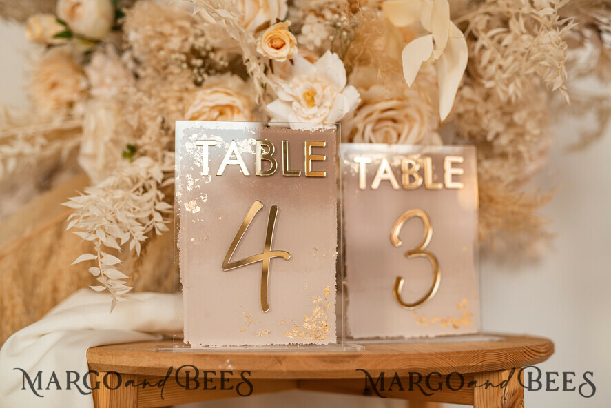 TISCHDEKORATIONSCHILDER   Acryl Tischdekoration Zahlen Acryl Ombre Beige Tischnummern, bemalte Plexi- und Goldtischnummern, Nude Taupe Gold Plexi Tischnummern, Tan Luxuriöse Hochzeits-Tischdekoration, Erdige Hochzeitsbeschilderung