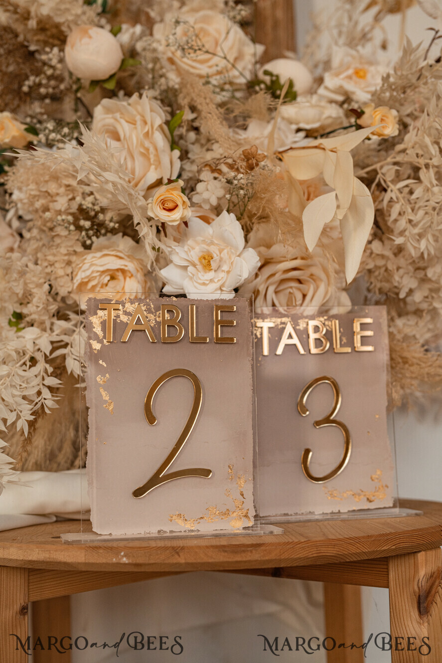 TISCHDEKORATIONSCHILDER   Acryl Tischdekoration Zahlen Acryl Ombre Beige Tischnummern, bemalte Plexi- und Goldtischnummern, Nude Taupe Gold Plexi Tischnummern, Tan Luxuriöse Hochzeits-Tischdekoration, Erdige Hochzeitsbeschilderung