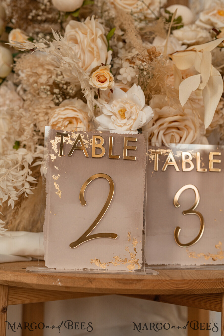 TISCHDEKORATIONSCHILDER   Acryl Tischdekoration Zahlen Acryl Ombre Beige Tischnummern, bemalte Plexi- und Goldtischnummern, Nude Taupe Gold Plexi Tischnummern, Tan Luxuriöse Hochzeits-Tischdekoration, Erdige Hochzeitsbeschilderung