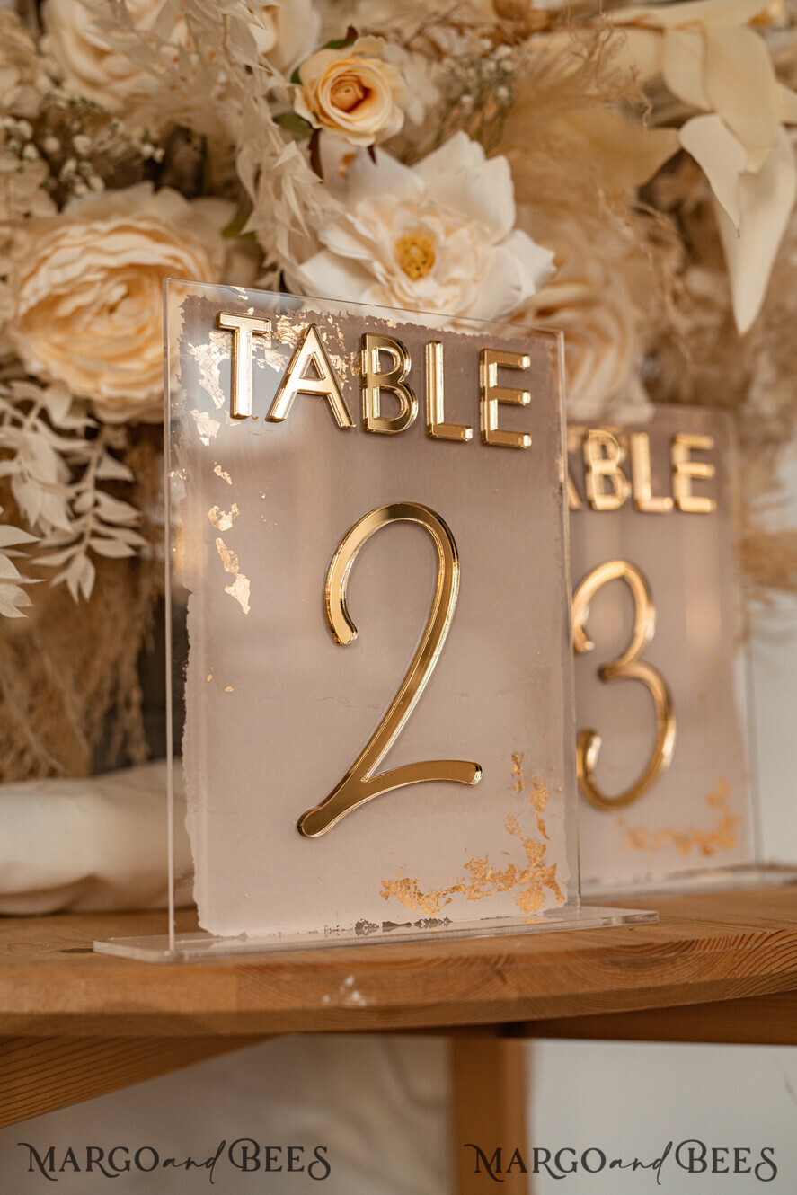 TISCHDEKORATIONSCHILDER   Acryl Tischdekoration Zahlen Acryl Ombre Beige Tischnummern, bemalte Plexi- und Goldtischnummern, Nude Taupe Gold Plexi Tischnummern, Tan Luxuriöse Hochzeits-Tischdekoration, Erdige Hochzeitsbeschilderung