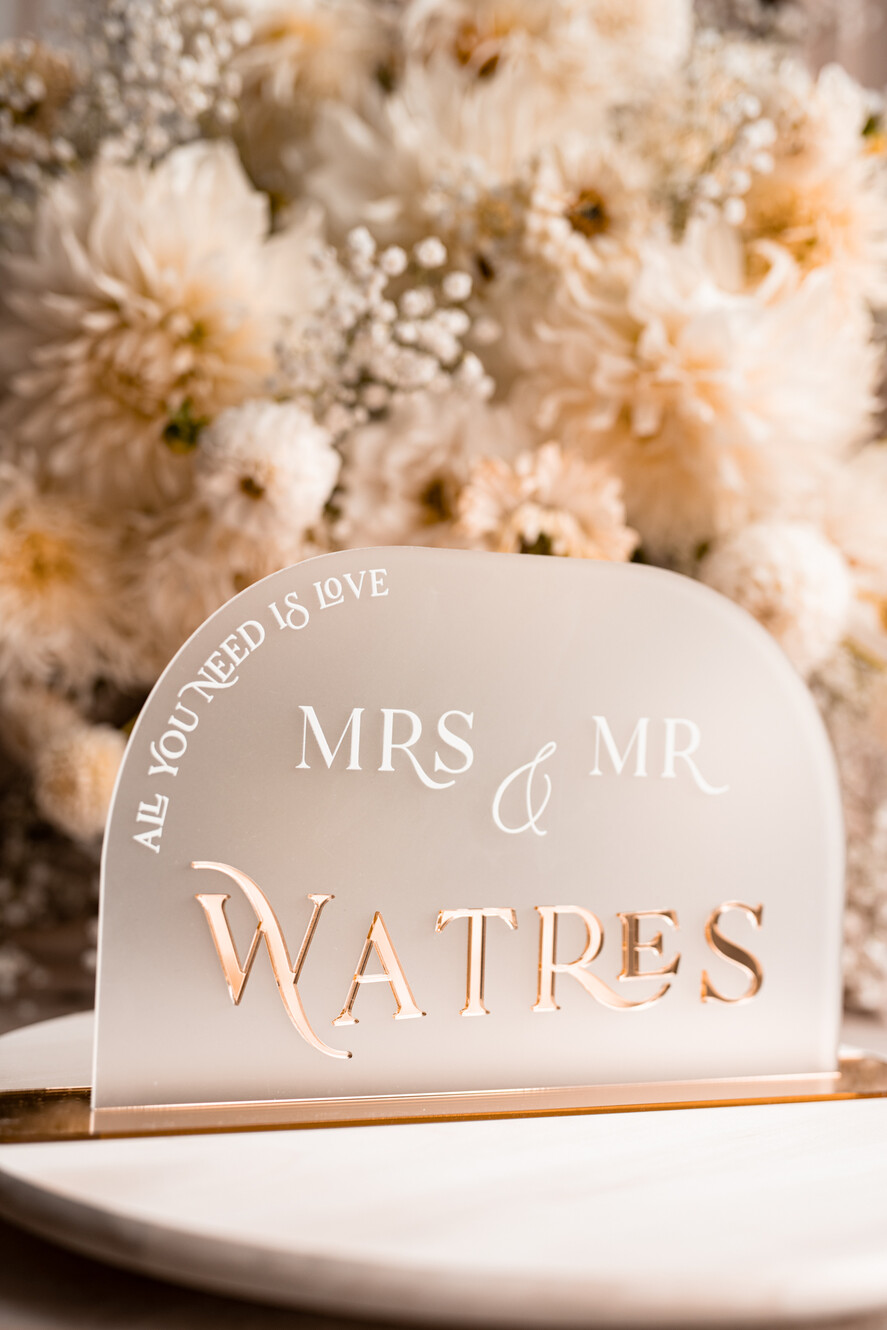 TABLE DECOR SIGNS Acrylic table decor Numbers Acrylic Arch frozen Top Table sign, White and Golden Top Table Signs, Gold 3D Top Table sign, Elegant Luxury Wedding Mr & Mrs  Table Decor, Glam Wedding Signage