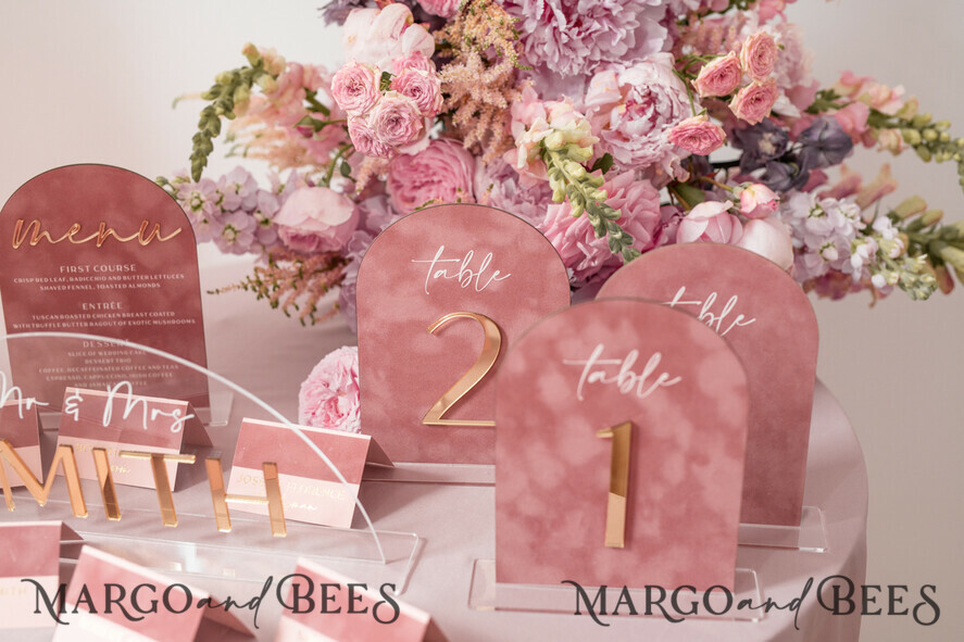 TABLE PLANS AND WEDDING WELCOME SIGNS plexi gold / velvet blush pink velvet and Gold Modern velvet Seating Chart, 3d Elegant Find Your Seat - Seating Plan , Luxury Wedding Table Plan, Wedding Decoration with golden letters - Golden Reception Signage - Custom Ceremony Sign