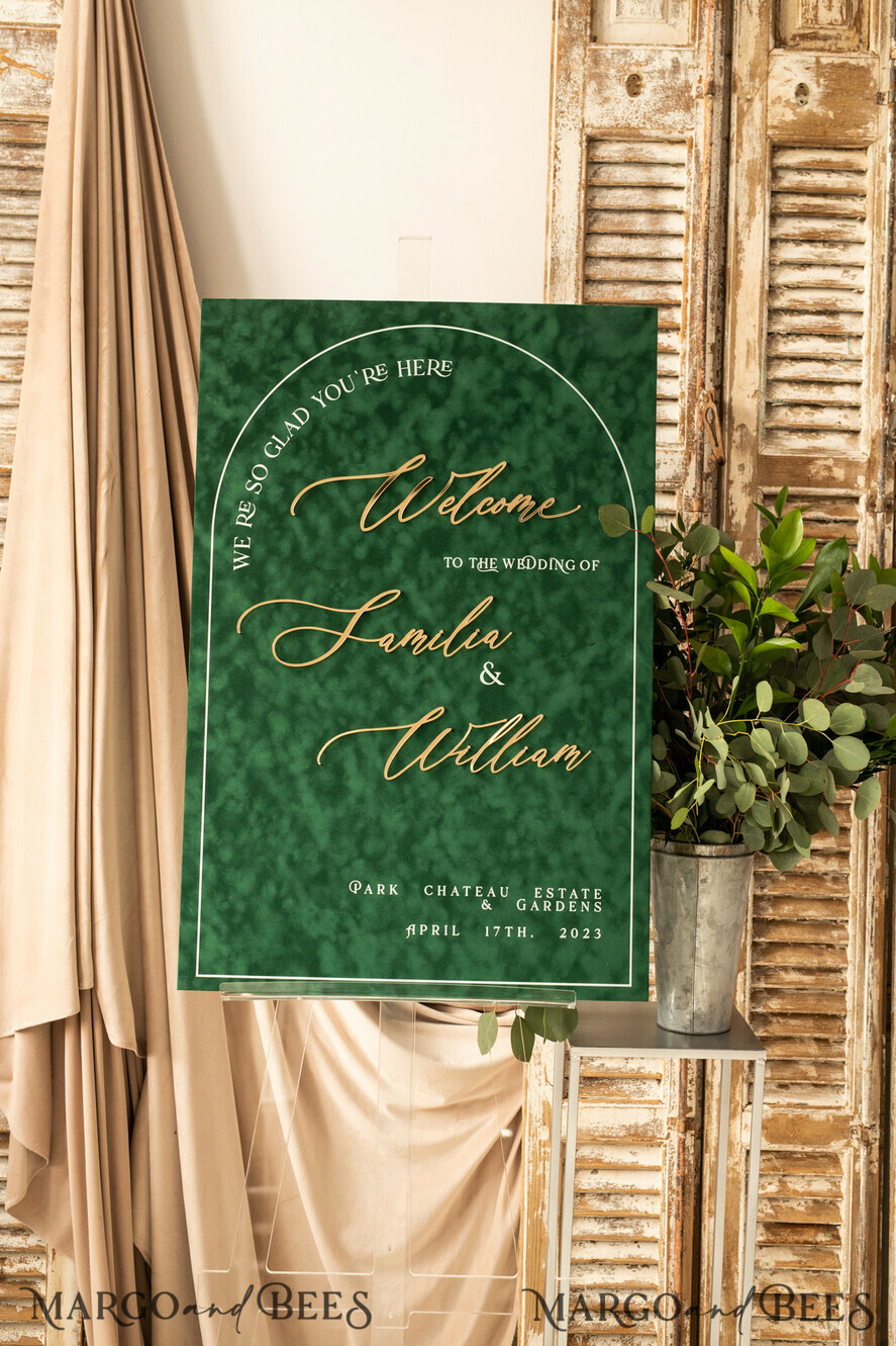 TABLE PLANS AND WEDDING WELCOME SIGNS plexi gold / velvet Luxury Velvet Green Wedding Welcome Sign, Golden Wedding Decor, Personalised Wedding Sign, Wedding Gift, Welcome Wedding Board, GV
