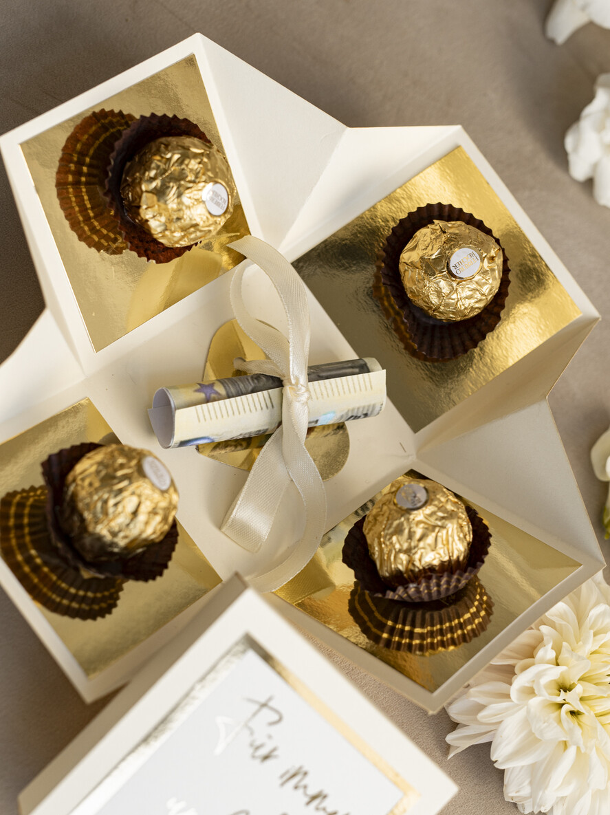NEWLY WEDS COUPLE GIFTS Geldgeschenk zur Hochzeit  Mini Geldgeschenk zur Hochzeit – Kleines Box mit großer Wirkung Kleines Geldgeschenk zur Hochzeit Exploding Box mit Pralinen
