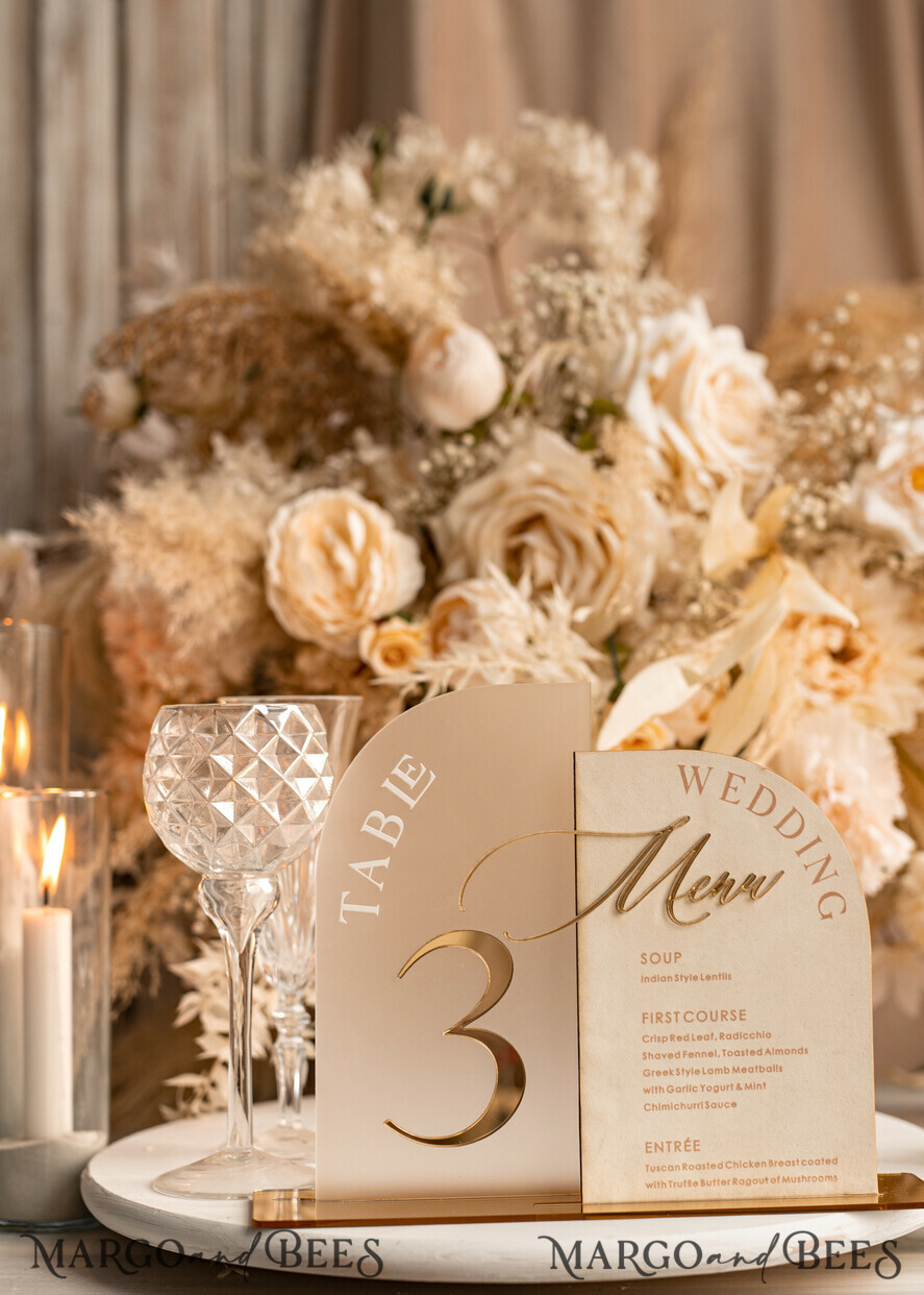 TISCHDEKORATIONSCHILDER   Samt Tischnummern und Dekoration Acrylbogen Tischnummer & Dinner-Menü-Kombination, gefrorenes Elfenbein-Acryl-Gold-Schild, goldene gefrostete Plexi-Velours-Tischnummern & Menü-Kombination, luxuriöse Hochzeits-Tischdekoration, Hochzeitsbeschilderung goldene Spiegeltischnummern & Menü
