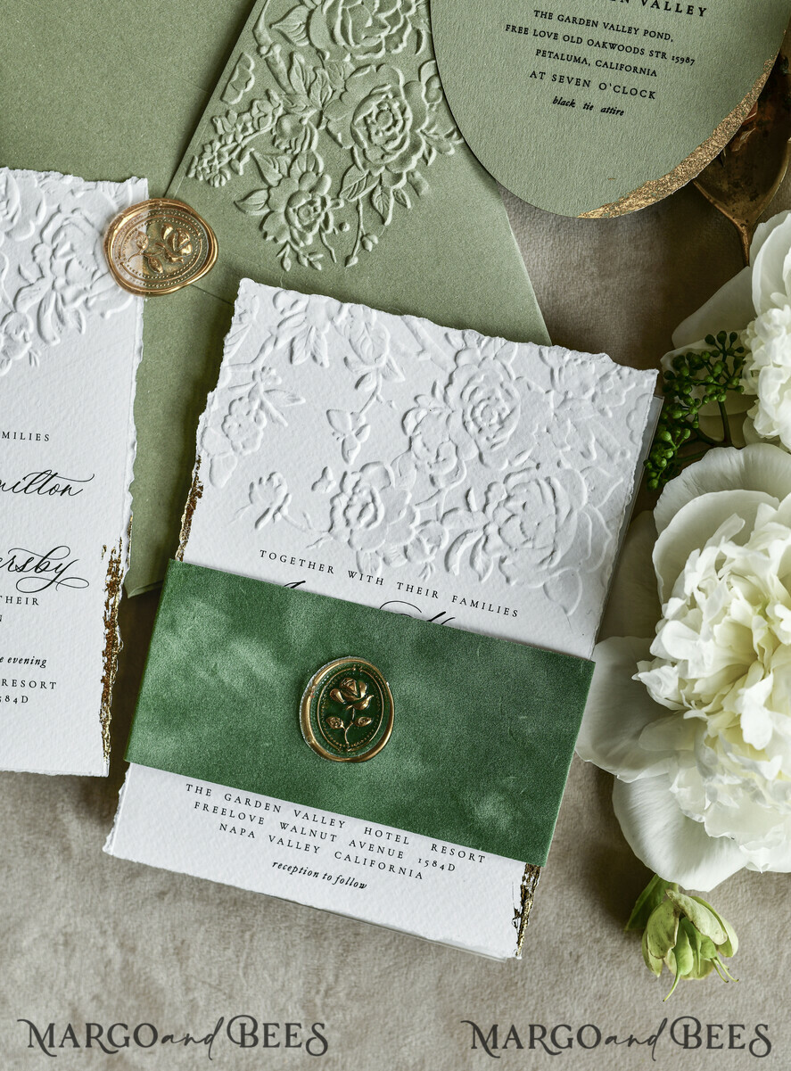 HOCHZEITS EINLADUNGEN geprägte Einladungen Maßgeschneiderte geprägte Blind Sagegrün Gold Hochzeitseinladung, Goldene Grünpflanzen geprägte Rosen Floral Hochzeitseinladung, Boho Ecru Garten geprägte Einladungssuite, Baumwollpapier Hochzeitseinladungssuite, Deckled Edge Einladungen, Zerrissene Kante Hochzeitseinladungen golden