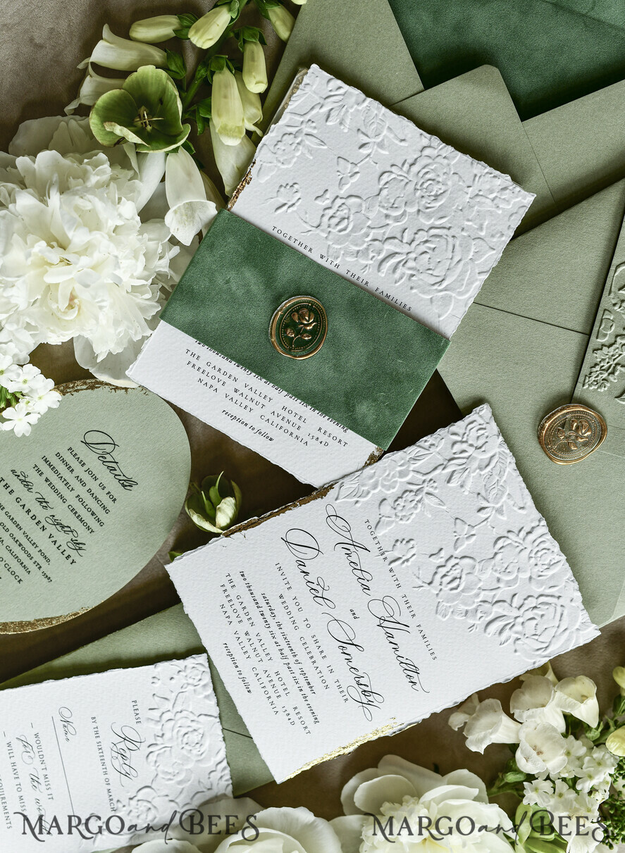 HOCHZEITS EINLADUNGEN geprägte Einladungen Maßgeschneiderte geprägte Blind Sagegrün Gold Hochzeitseinladung, Goldene Grünpflanzen geprägte Rosen Floral Hochzeitseinladung, Boho Ecru Garten geprägte Einladungssuite, Baumwollpapier Hochzeitseinladungssuite, Deckled Edge Einladungen, Zerrissene Kante Hochzeitseinladungen golden