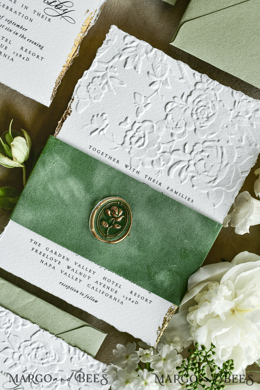 HOCHZEITS EINLADUNGEN geprägte Einladungen Maßgeschneiderte geprägte Blind Sagegrün Gold Hochzeitseinladung, Goldene Grünpflanzen geprägte Rosen Floral Hochzeitseinladung, Boho Ecru Garten geprägte Einladungssuite, Baumwollpapier Hochzeitseinladungssuite, Deckled Edge Einladungen, Zerrissene Kante Hochzeitseinladungen golden