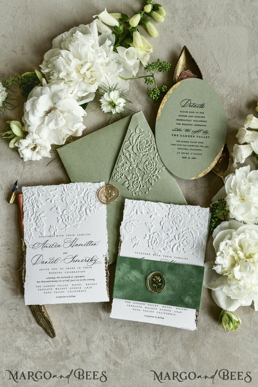 HOCHZEITS EINLADUNGEN geprägte Einladungen Maßgeschneiderte geprägte Blind Sagegrün Gold Hochzeitseinladung, Goldene Grünpflanzen geprägte Rosen Floral Hochzeitseinladung, Boho Ecru Garten geprägte Einladungssuite, Baumwollpapier Hochzeitseinladungssuite, Deckled Edge Einladungen, Zerrissene Kante Hochzeitseinladungen golden