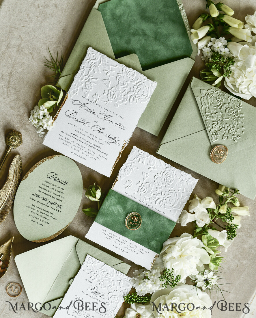 HOCHZEITS EINLADUNGEN geprägte Einladungen Maßgeschneiderte geprägte Blind Sagegrün Gold Hochzeitseinladung, Goldene Grünpflanzen geprägte Rosen Floral Hochzeitseinladung, Boho Ecru Garten geprägte Einladungssuite, Baumwollpapier Hochzeitseinladungssuite, Deckled Edge Einladungen, Zerrissene Kante Hochzeitseinladungen golden