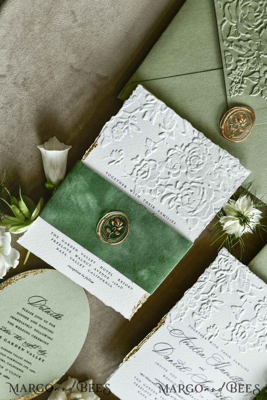 HOCHZEITS EINLADUNGEN geprägte Einladungen Maßgeschneiderte geprägte Blind Sagegrün Gold Hochzeitseinladung, Goldene Grünpflanzen geprägte Rosen Floral Hochzeitseinladung, Boho Ecru Garten geprägte Einladungssuite, Baumwollpapier Hochzeitseinladungssuite, Deckled Edge Einladungen, Zerrissene Kante Hochzeitseinladungen golden