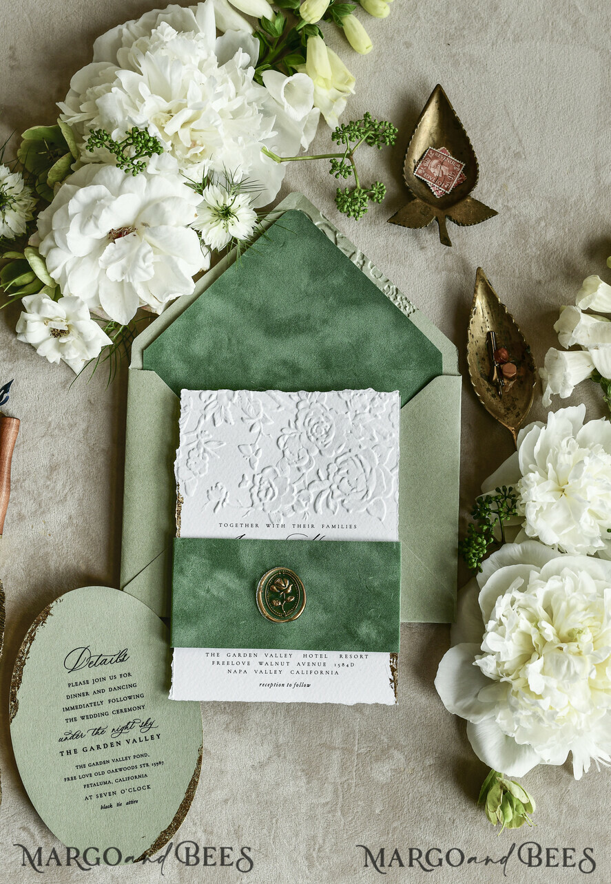 HOCHZEITS EINLADUNGEN geprägte Einladungen Maßgeschneiderte geprägte Blind Sagegrün Gold Hochzeitseinladung, Goldene Grünpflanzen geprägte Rosen Floral Hochzeitseinladung, Boho Ecru Garten geprägte Einladungssuite, Baumwollpapier Hochzeitseinladungssuite, Deckled Edge Einladungen, Zerrissene Kante Hochzeitseinladungen golden