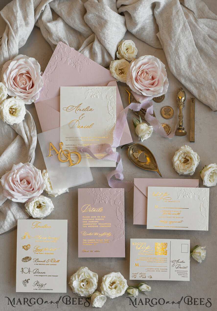 HOCHZEITS EINLADUNGEN geprägte Einladungen Rosenquarz Hochzeits Einladung mit chiffon zerrissenem Bogen und spiegelgoldenem Monogramm, Pergamentverpackung Goldene Elegante Rosen Flieder Hochzeits Einladung mit 3D prägten Blumen.
