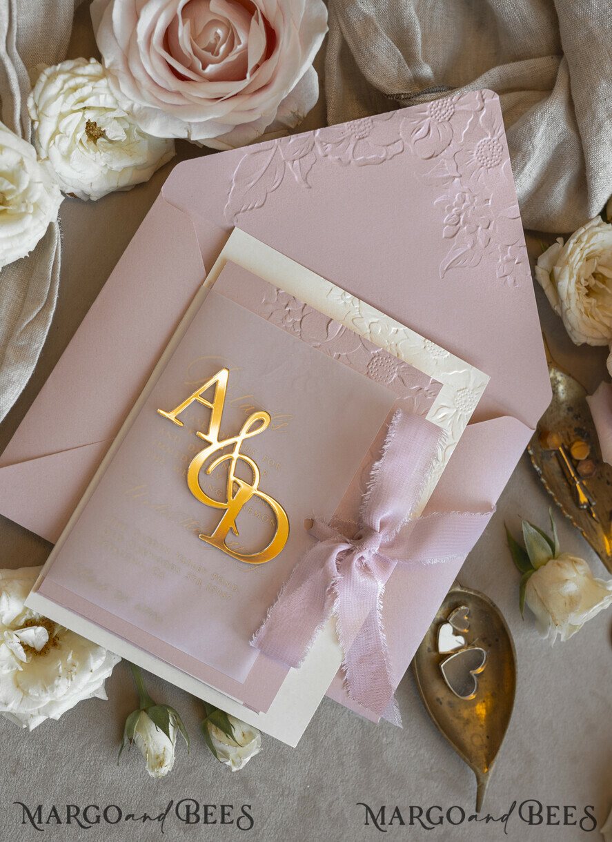 HOCHZEITS EINLADUNGEN geprägte Einladungen Rosenquarz Hochzeits Einladung mit chiffon zerrissenem Bogen und spiegelgoldenem Monogramm, Pergamentverpackung Goldene Elegante Rosen Flieder Hochzeits Einladung mit 3D prägten Blumen.