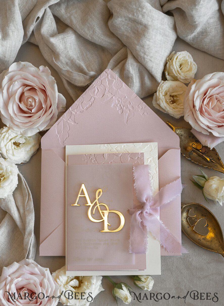 HOCHZEITS EINLADUNGEN geprägte Einladungen Rosenquarz Hochzeits Einladung mit chiffon zerrissenem Bogen und spiegelgoldenem Monogramm, Pergamentverpackung Goldene Elegante Rosen Flieder Hochzeits Einladung mit 3D prägten Blumen.
