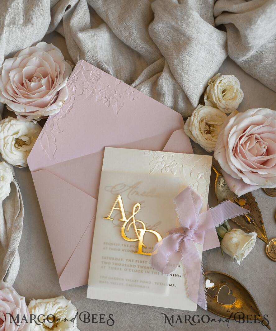 HOCHZEITS EINLADUNGEN geprägte Einladungen Rosenquarz Hochzeits Einladung mit chiffon zerrissenem Bogen und spiegelgoldenem Monogramm, Pergamentverpackung Goldene Elegante Rosen Flieder Hochzeits Einladung mit 3D prägten Blumen.