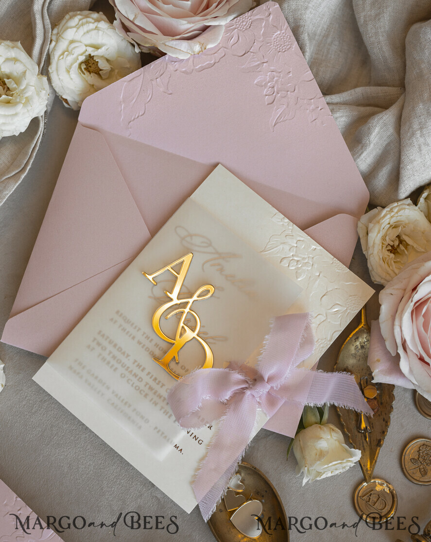HOCHZEITS EINLADUNGEN geprägte Einladungen Rosenquarz Hochzeits Einladung mit chiffon zerrissenem Bogen und spiegelgoldenem Monogramm, Pergamentverpackung Goldene Elegante Rosen Flieder Hochzeits Einladung mit 3D prägten Blumen.