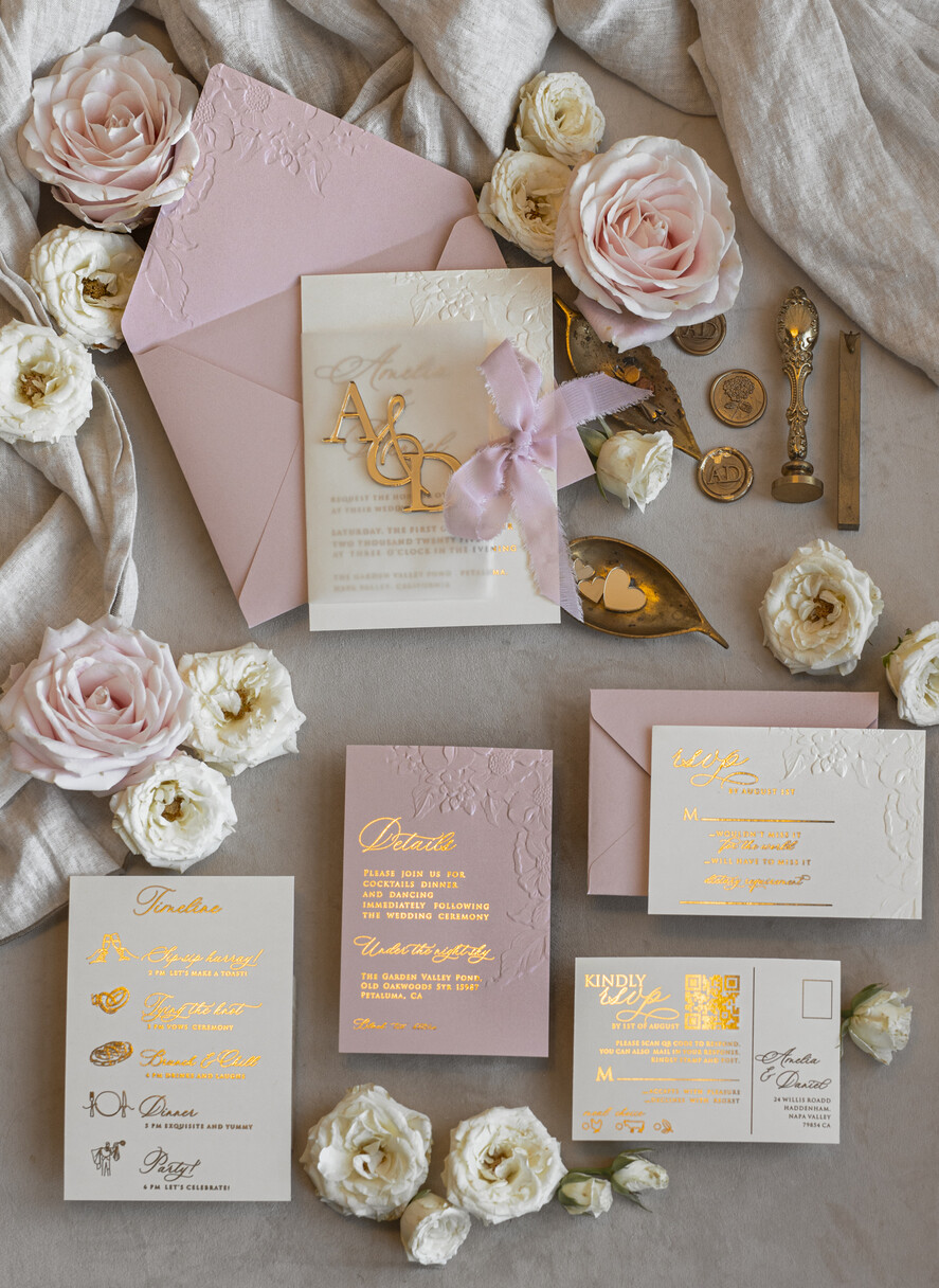 HOCHZEITS EINLADUNGEN geprägte Einladungen Rosenquarz Hochzeits Einladung mit chiffon zerrissenem Bogen und spiegelgoldenem Monogramm, Pergamentverpackung Goldene Elegante Rosen Flieder Hochzeits Einladung mit 3D prägten Blumen.