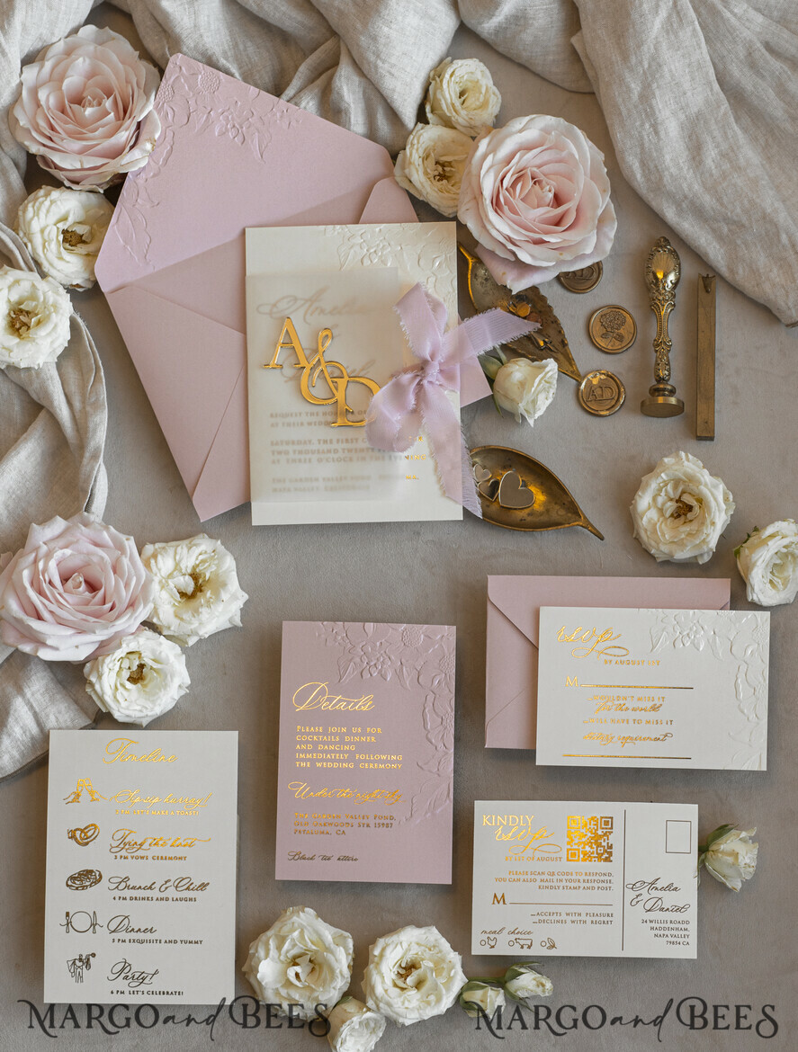 HOCHZEITS EINLADUNGEN geprägte Einladungen Rosenquarz Hochzeits Einladung mit chiffon zerrissenem Bogen und spiegelgoldenem Monogramm, Pergamentverpackung Goldene Elegante Rosen Flieder Hochzeits Einladung mit 3D prägten Blumen.