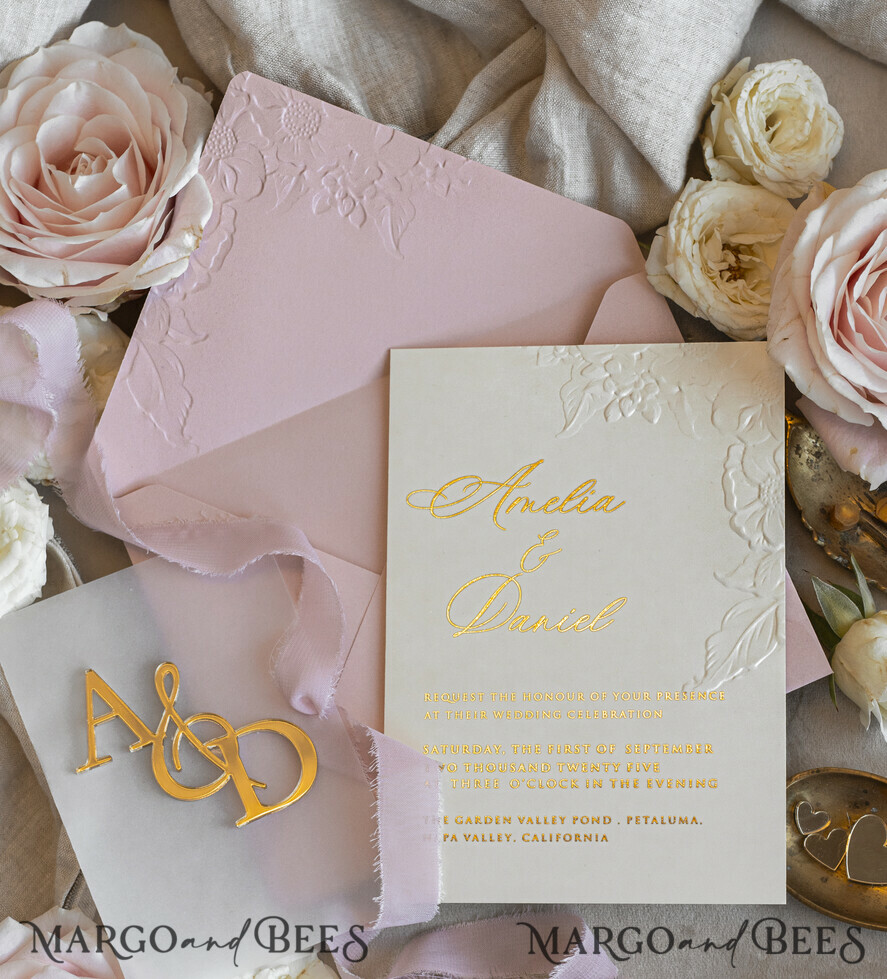 HOCHZEITS EINLADUNGEN geprägte Einladungen Rosenquarz Hochzeits Einladung mit chiffon zerrissenem Bogen und spiegelgoldenem Monogramm, Pergamentverpackung Goldene Elegante Rosen Flieder Hochzeits Einladung mit 3D prägten Blumen.