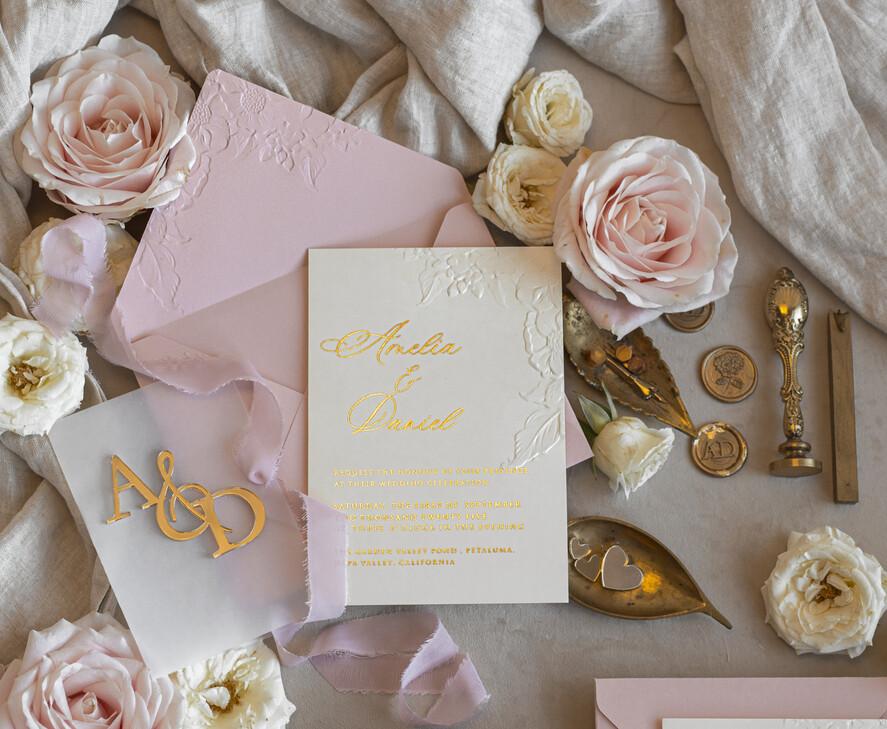 HOCHZEITS EINLADUNGEN geprägte Einladungen Rosenquarz Hochzeits Einladung mit chiffon zerrissenem Bogen und spiegelgoldenem Monogramm, Pergamentverpackung Goldene Elegante Rosen Flieder Hochzeits Einladung mit 3D prägten Blumen.