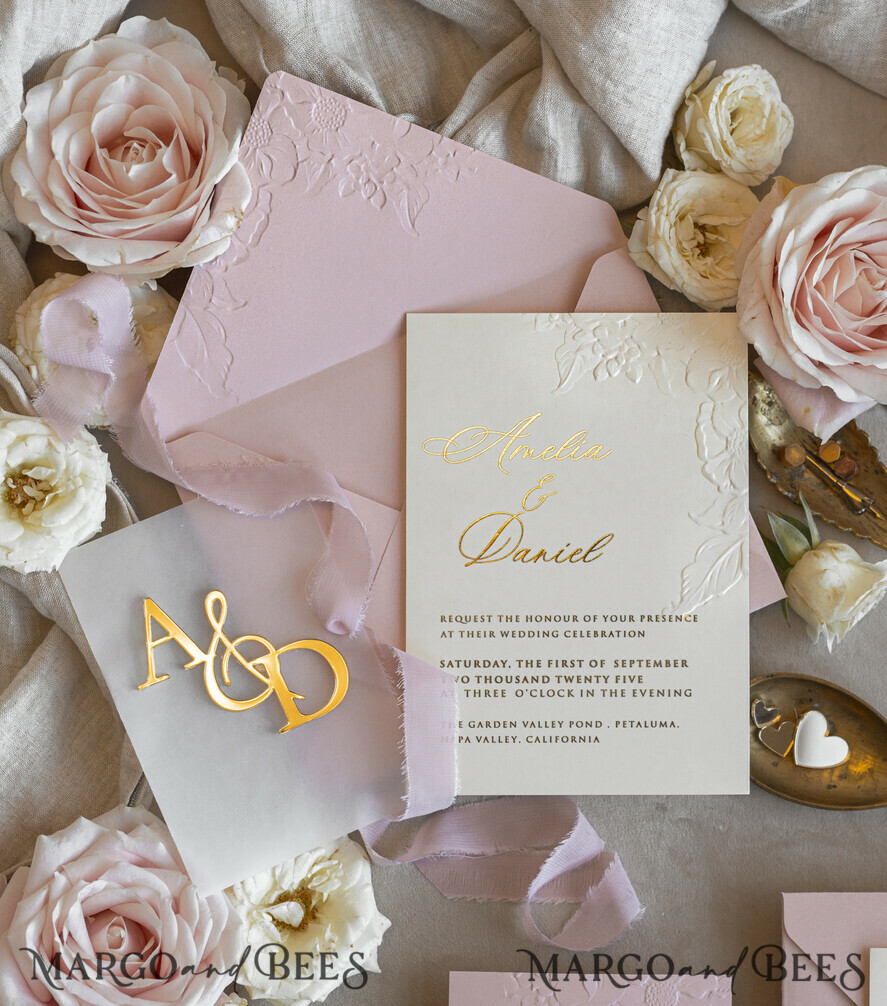 HOCHZEITS EINLADUNGEN geprägte Einladungen Rosenquarz Hochzeits Einladung mit chiffon zerrissenem Bogen und spiegelgoldenem Monogramm, Pergamentverpackung Goldene Elegante Rosen Flieder Hochzeits Einladung mit 3D prägten Blumen.