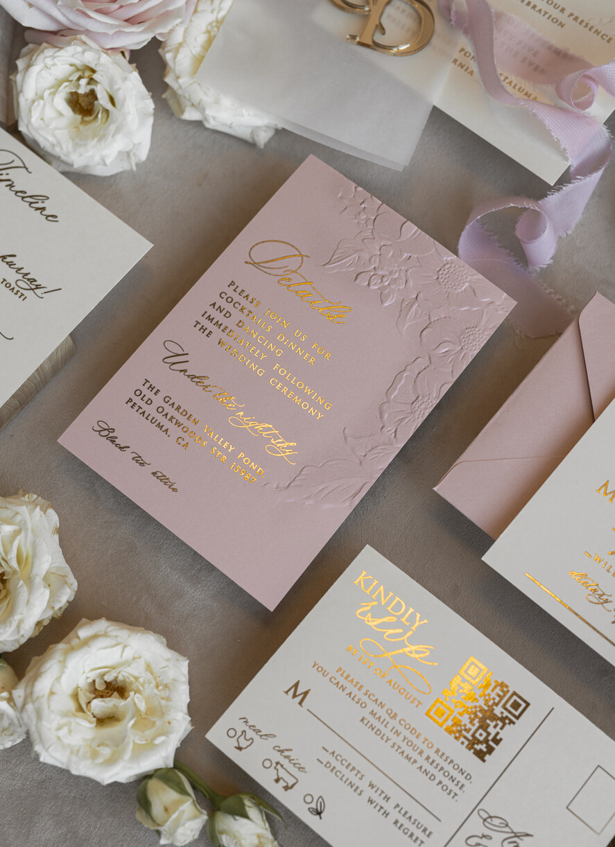 HOCHZEITS EINLADUNGEN geprägte Einladungen Rosenquarz Hochzeits Einladung mit chiffon zerrissenem Bogen und spiegelgoldenem Monogramm, Pergamentverpackung Goldene Elegante Rosen Flieder Hochzeits Einladung mit 3D prägten Blumen.