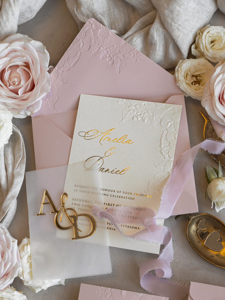 HOCHZEITS EINLADUNGEN geprägte Einladungen Rosenquarz Hochzeits Einladung mit chiffon zerrissenem Bogen und spiegelgoldenem Monogramm, Pergamentverpackung Goldene Elegante Rosen Flieder Hochzeits Einladung mit 3D prägten Blumen.