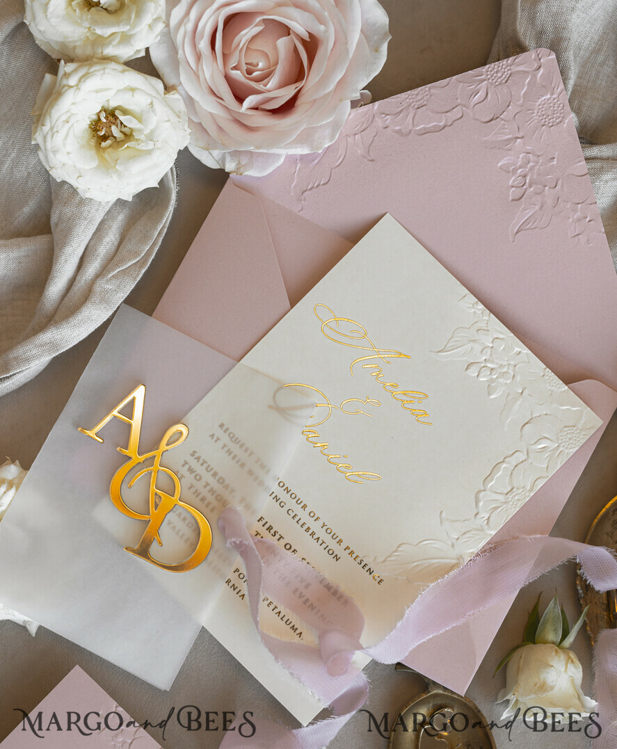 HOCHZEITS EINLADUNGEN geprägte Einladungen Rosenquarz Hochzeits Einladung mit chiffon zerrissenem Bogen und spiegelgoldenem Monogramm, Pergamentverpackung Goldene Elegante Rosen Flieder Hochzeits Einladung mit 3D prägten Blumen.
