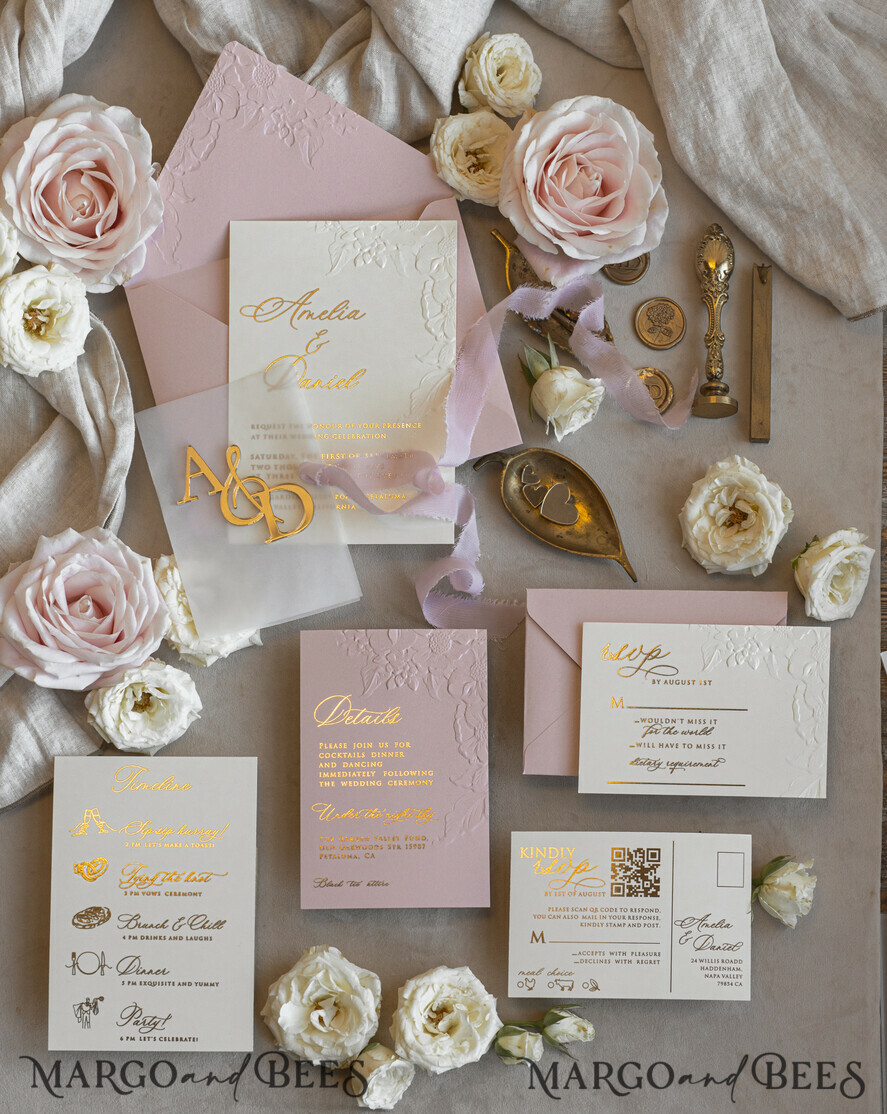HOCHZEITS EINLADUNGEN geprägte Einladungen Rosenquarz Hochzeits Einladung mit chiffon zerrissenem Bogen und spiegelgoldenem Monogramm, Pergamentverpackung Goldene Elegante Rosen Flieder Hochzeits Einladung mit 3D prägten Blumen.