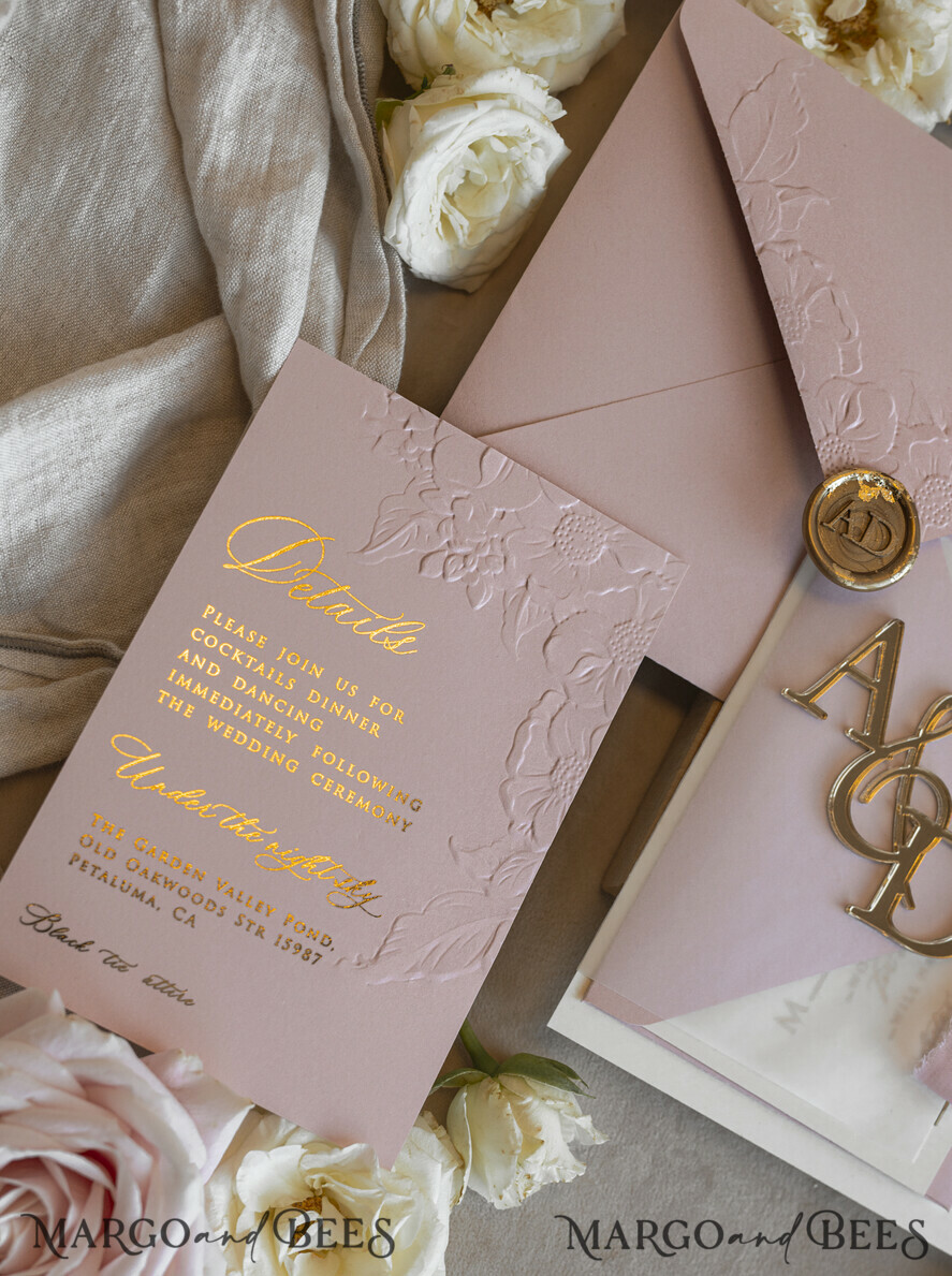HOCHZEITS EINLADUNGEN geprägte Einladungen Rosenquarz Hochzeits Einladung mit chiffon zerrissenem Bogen und spiegelgoldenem Monogramm, Pergamentverpackung Goldene Elegante Rosen Flieder Hochzeits Einladung mit 3D prägten Blumen.