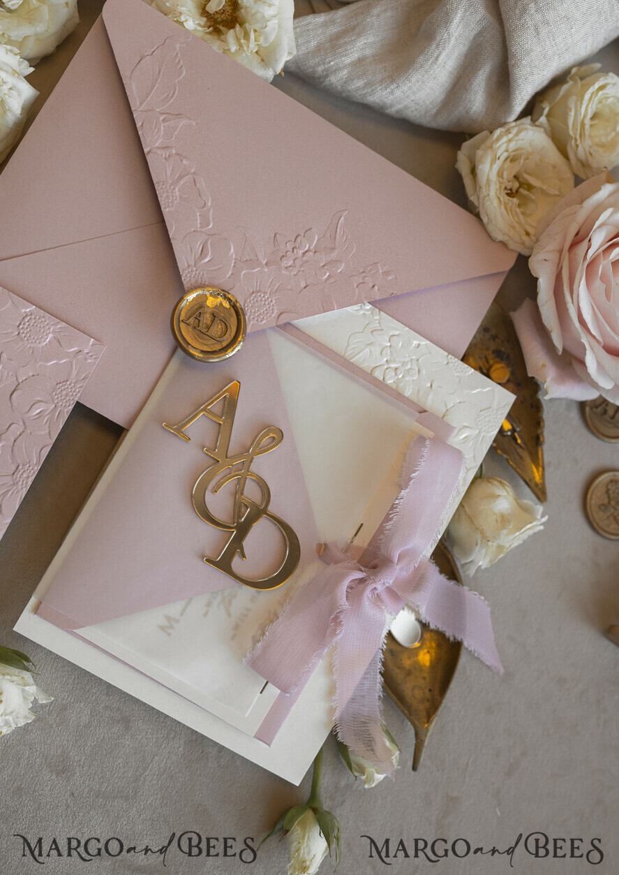 HOCHZEITS EINLADUNGEN geprägte Einladungen Rosenquarz Hochzeits Einladung mit chiffon zerrissenem Bogen und spiegelgoldenem Monogramm, Pergamentverpackung Goldene Elegante Rosen Flieder Hochzeits Einladung mit 3D prägten Blumen.