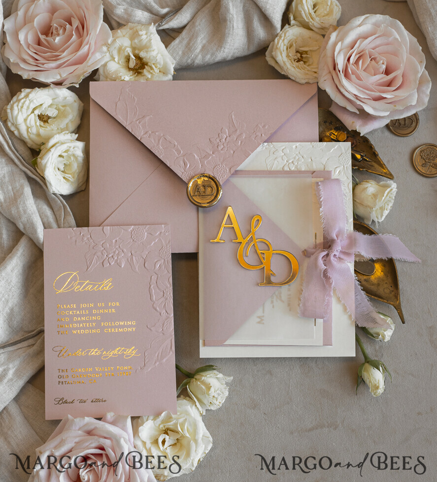 HOCHZEITS EINLADUNGEN geprägte Einladungen Rosenquarz Hochzeits Einladung mit chiffon zerrissenem Bogen und spiegelgoldenem Monogramm, Pergamentverpackung Goldene Elegante Rosen Flieder Hochzeits Einladung mit 3D prägten Blumen.