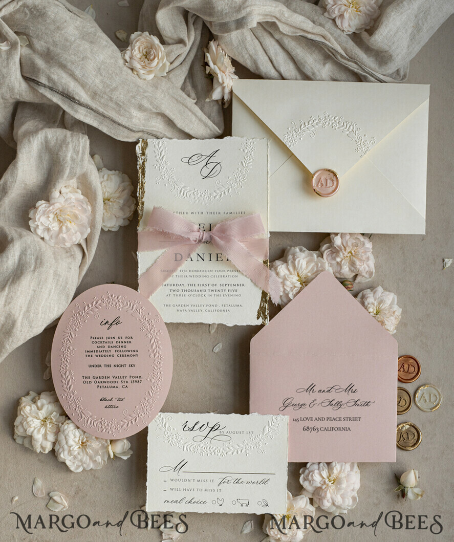 HOCHZEITS EINLADUNGEN geprägte Einladungen Feine Kunst geprägt Blind Elfenbein Gold Hochzeitseinladung, goldenes reliefiertes Blumen-Hochzeitseinladung, Boho Ecru reliefierte Einladungsgarnitur, Baumwollpapier Hochzeitseinladungsgarnitur mit Spiegelherz