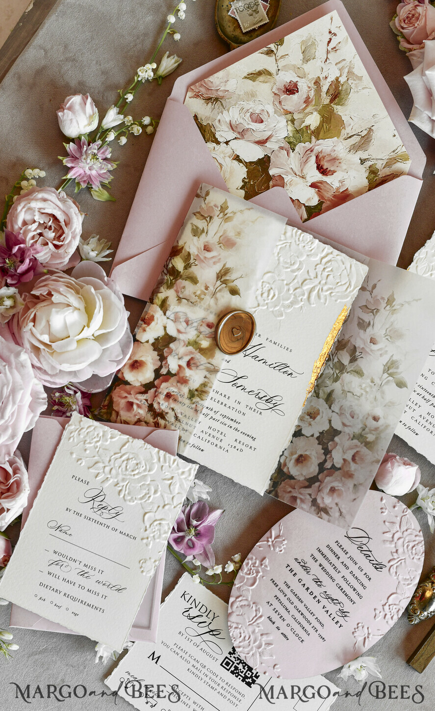 HOCHZEITS EINLADUNGEN geprägte Einladungen Rosafarbene Blumeneinladungen zur Hochzeit – Feine Kunsteinladungen mit Präge-Details, Blumeneinlagen für Umschläge