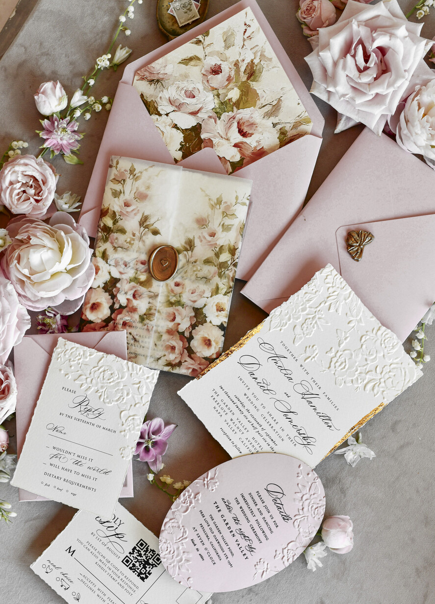 HOCHZEITS EINLADUNGEN geprägte Einladungen Rosafarbene Blumeneinladungen zur Hochzeit – Feine Kunsteinladungen mit Präge-Details, Blumeneinlagen für Umschläge