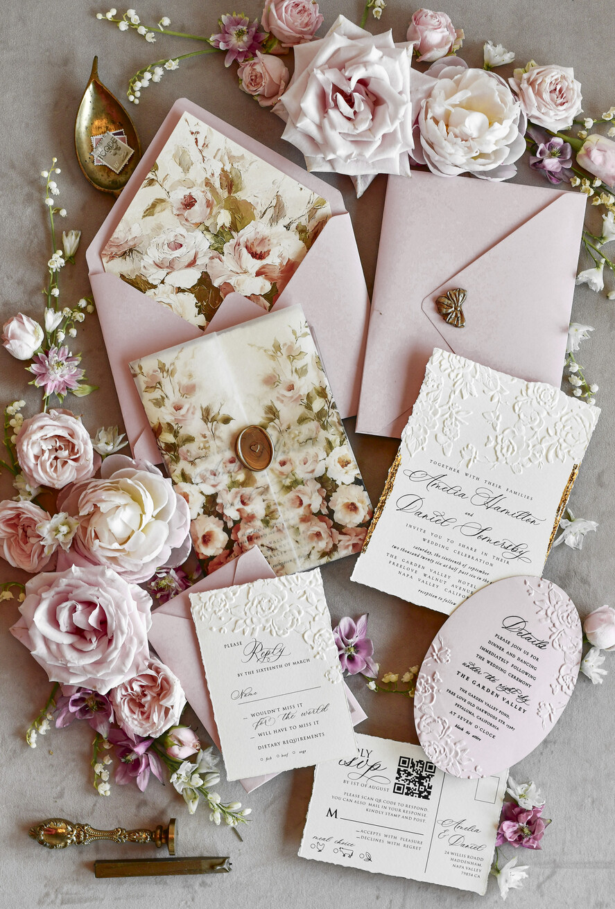 HOCHZEITS EINLADUNGEN geprägte Einladungen Rosafarbene Blumeneinladungen zur Hochzeit – Feine Kunsteinladungen mit Präge-Details, Blumeneinlagen für Umschläge