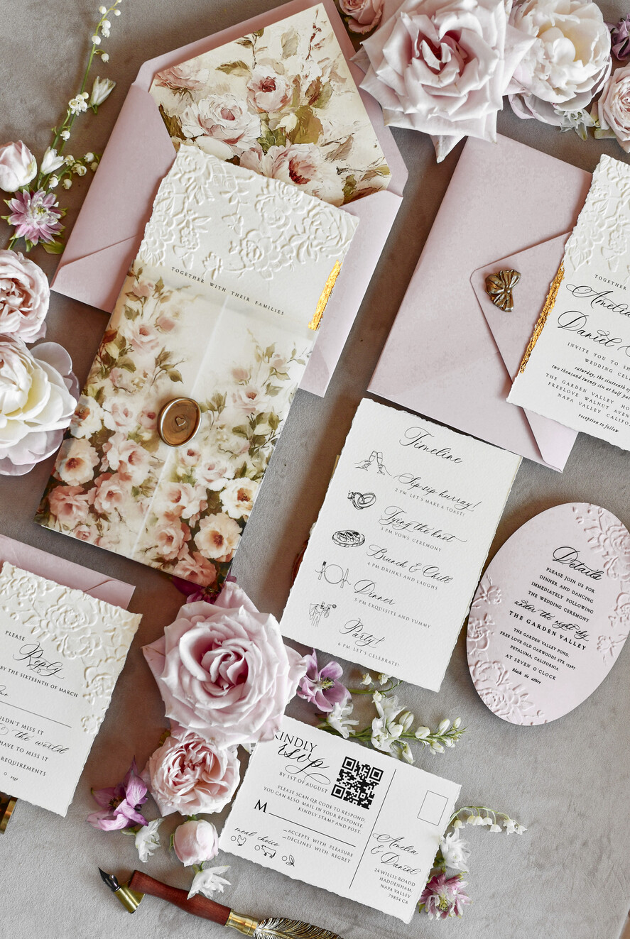 HOCHZEITS EINLADUNGEN geprägte Einladungen Rosafarbene Blumeneinladungen zur Hochzeit – Feine Kunsteinladungen mit Präge-Details, Blumeneinlagen für Umschläge