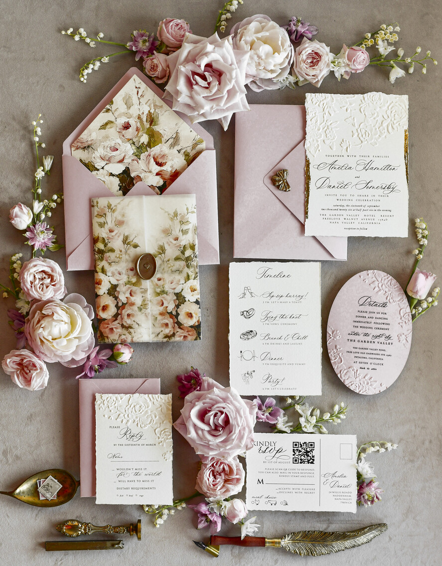 HOCHZEITS EINLADUNGEN geprägte Einladungen Rosafarbene Blumeneinladungen zur Hochzeit – Feine Kunsteinladungen mit Präge-Details, Blumeneinlagen für Umschläge