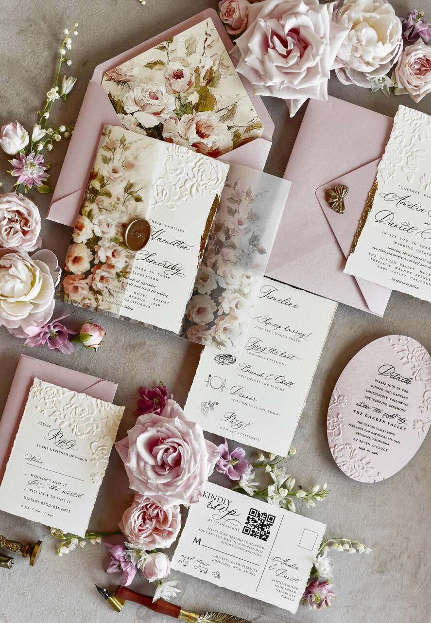 HOCHZEITS EINLADUNGEN geprägte Einladungen Rosafarbene Blumeneinladungen zur Hochzeit – Feine Kunsteinladungen mit Präge-Details, Blumeneinlagen für Umschläge