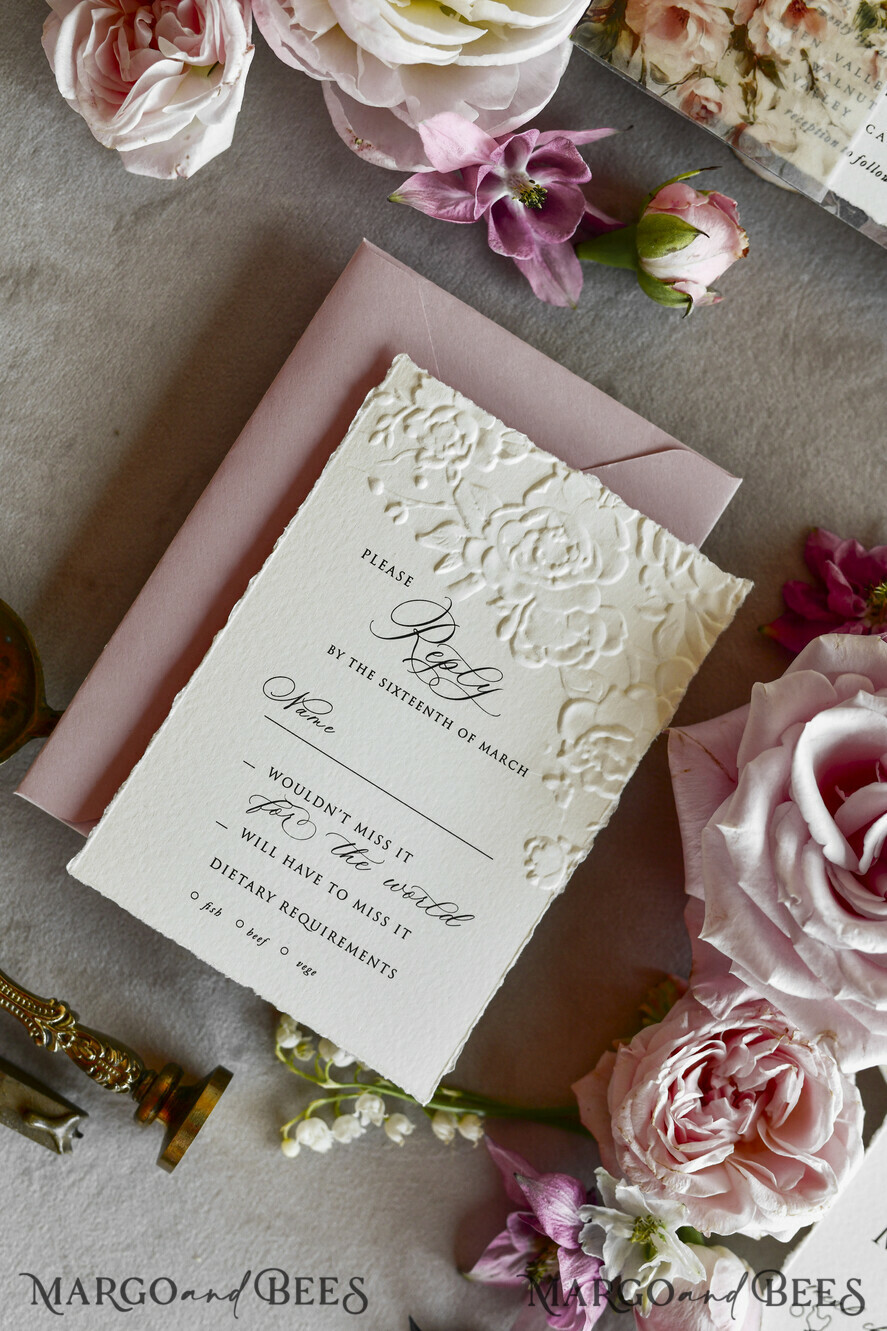 HOCHZEITS EINLADUNGEN geprägte Einladungen Rosafarbene Blumeneinladungen zur Hochzeit – Feine Kunsteinladungen mit Präge-Details, Blumeneinlagen für Umschläge