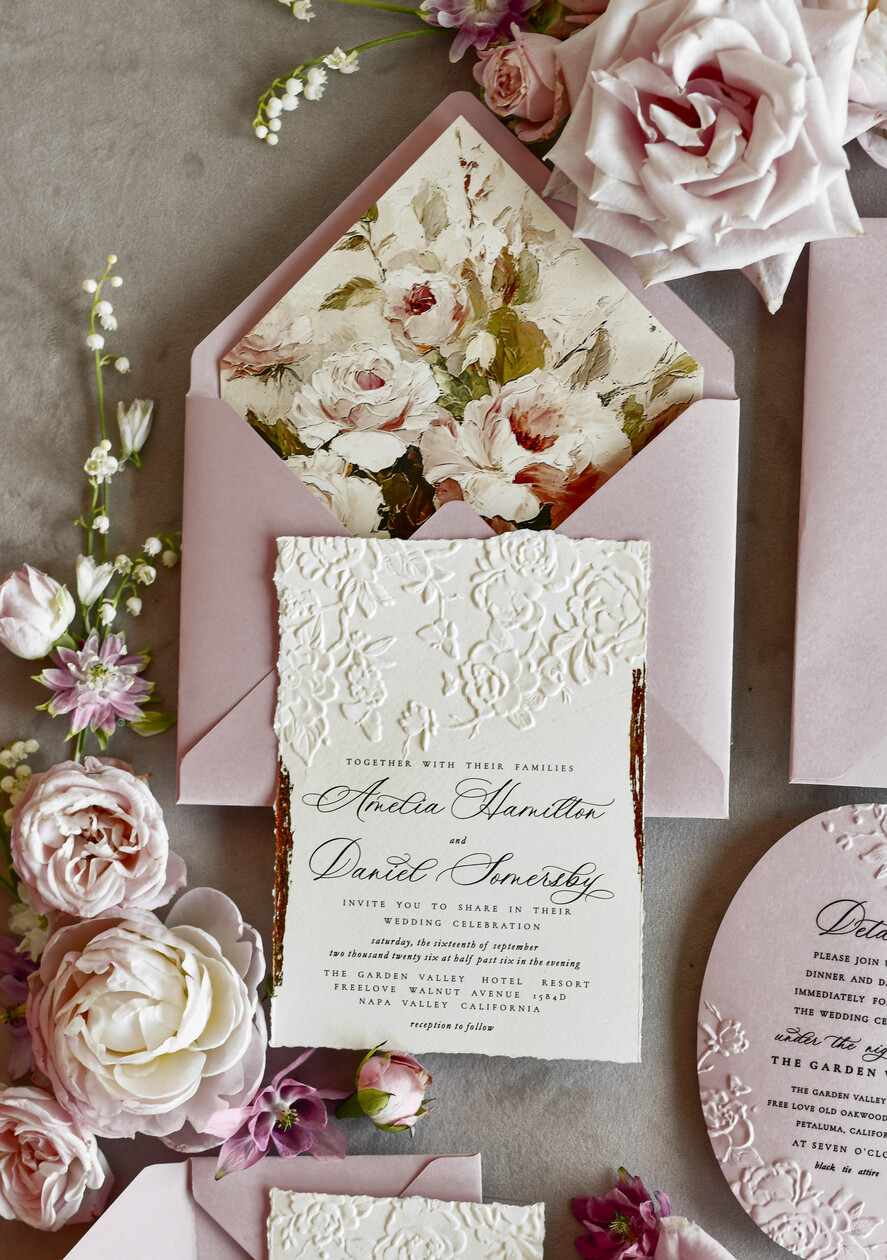 HOCHZEITS EINLADUNGEN geprägte Einladungen Rosafarbene Blumeneinladungen zur Hochzeit – Feine Kunsteinladungen mit Präge-Details, Blumeneinlagen für Umschläge