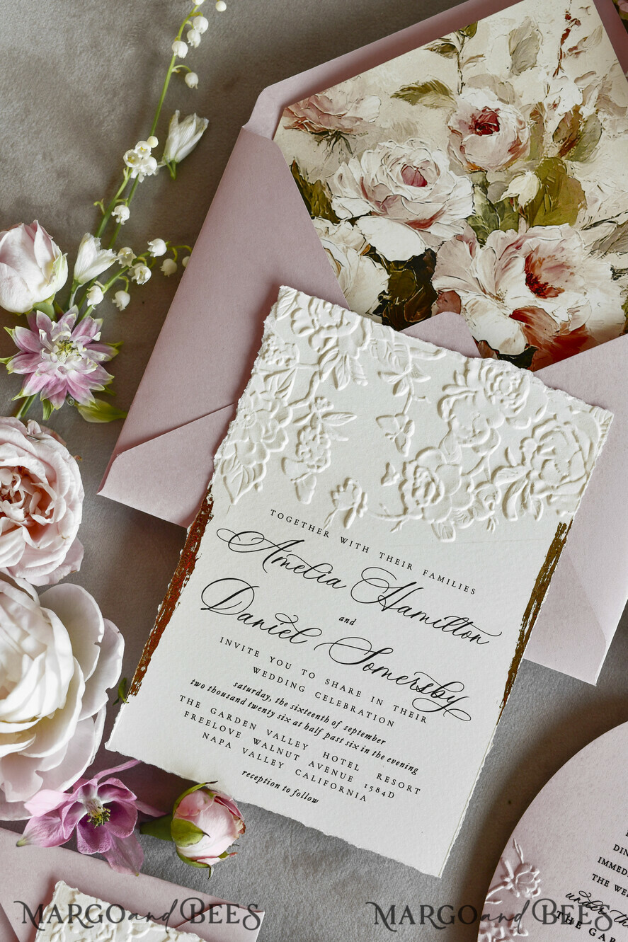 HOCHZEITS EINLADUNGEN geprägte Einladungen Rosafarbene Blumeneinladungen zur Hochzeit – Feine Kunsteinladungen mit Präge-Details, Blumeneinlagen für Umschläge