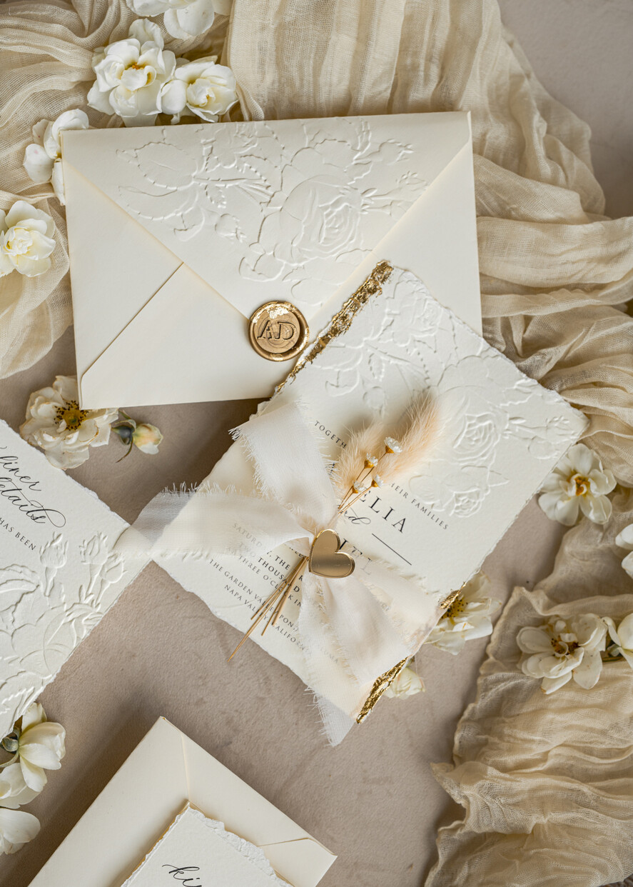HOCHZEITS EINLADUNGEN geprägte Einladungen Feine Kunst geprägte Elfenbein-Gold-Hochzeitseinladung mit zerrissenem Chiffonband, goldgeprägte Rosenblüten-Hochzeitseinladung.